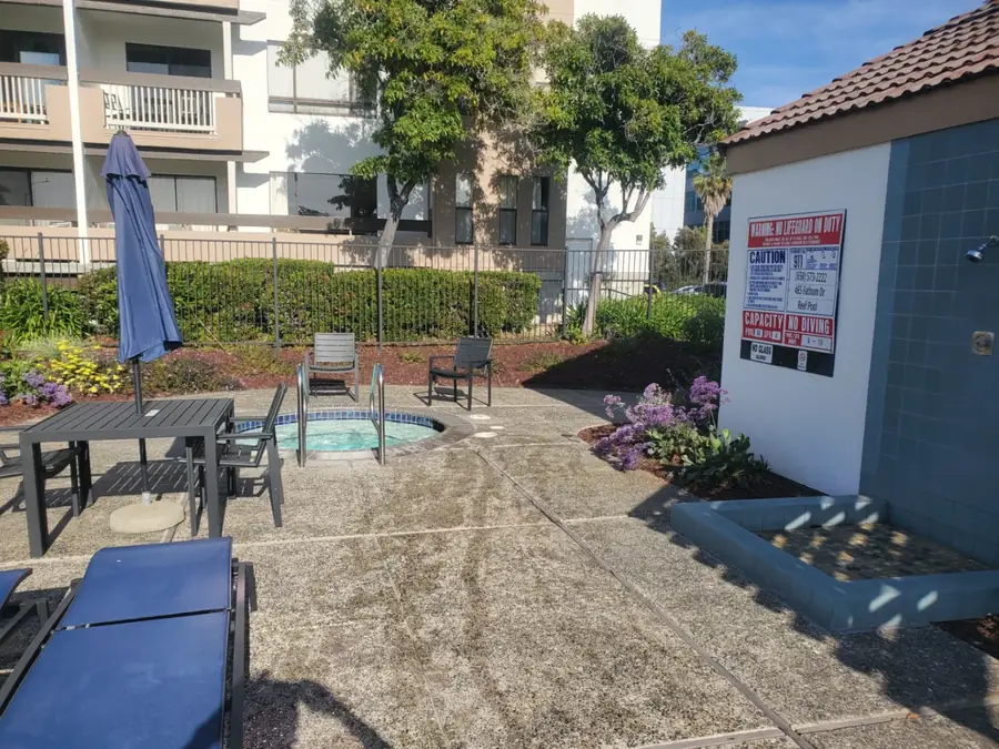 Reef pool jacuzzi at Mariners Green 2