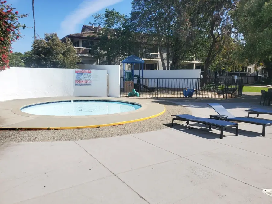 Wading pool at Mariners Green 2